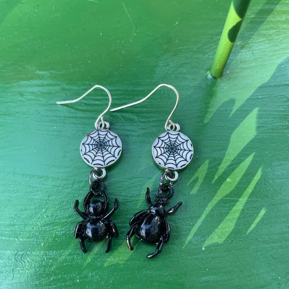 🕸️🕷️Spooky Spider Earrings🕷️🕸️ - Picture 3 of 3